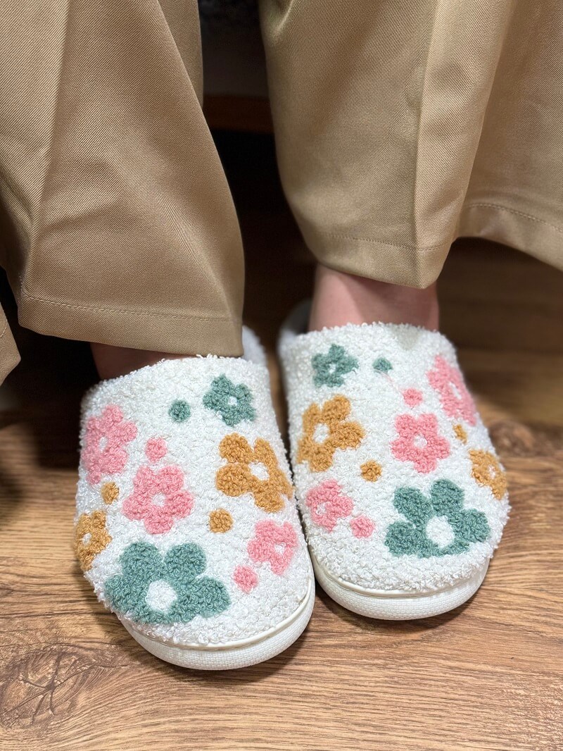Pantufas e chá quente no consultório acolhedor da psicóloga Aline Rocha em Criciúma
